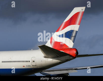 Londres, ANGLETERRE - NOVEMBRE 2018 : dérive d'un Boeing 747 de British Airways à l'aéroport Heathrow de Londres. Banque D'Images