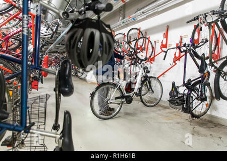 La station de vélos à la gare centrale d'Essen, location garage, location de vélos, atelier, Allemagne Allemagne Banque D'Images