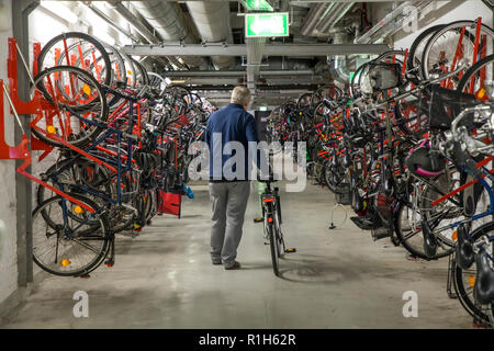 La station de vélos à la gare centrale d'Essen, location garage, location de vélos, atelier, Allemagne Allemagne Banque D'Images