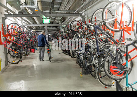 La station de vélos à la gare centrale d'Essen, location garage, location de vélos, atelier, Allemagne Allemagne Banque D'Images