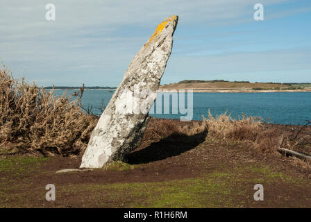 Le remarquable 'vieil homme' Gugh de menhir, neuf pieds de haut standing stone Age du Bronze, à un angle rakish avec mer bleue et le ciel en arrière-plan. Banque D'Images