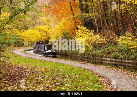 Bateau étroit sur la branche Llangollen de 46 km de long du canal Shropshire union avec les couleurs glorieuses d'automne dans les arbres le long du chemin de halage Banque D'Images