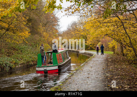 Bateau étroit sur la branche Llangollen de 46 km de long du canal Shropshire union avec les couleurs glorieuses d'automne dans les arbres le long du chemin de halage Banque D'Images