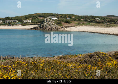 La belle grande plage de Porth Grand par ou avec du sable doré, galets, mer turquoise et bleu ciel. Bryher, Îles Scilly UK Banque D'Images