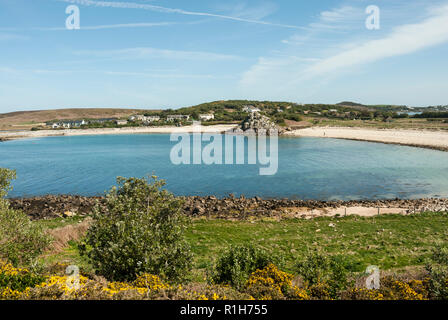 La belle grande plage de Porth Grand par ou avec du sable doré, galets, mer turquoise et bleu ciel. Bryher, Îles Scilly UK Banque D'Images