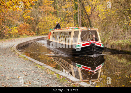 Bateau étroit sur la branche Llangollen de 46 km de long du canal Shropshire union avec les couleurs glorieuses d'automne dans les arbres le long du chemin de halage Banque D'Images