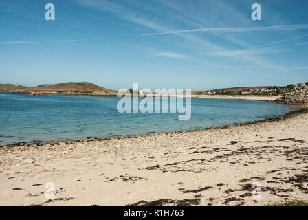 La belle grande plage de Porth Grand par ou avec du sable doré, galets, mer turquoise et bleu ciel. Bryher, Îles Scilly UK Banque D'Images