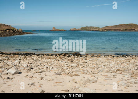 La belle grande plage de Porth Grand par ou avec du sable doré, galets, mer turquoise et bleu ciel. Bryher, Îles Scilly UK Banque D'Images