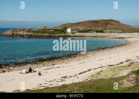 La belle grande plage de Porth Grand par ou avec du sable doré, galets, mer turquoise et bleu ciel. Bryher, Îles Scilly UK Banque D'Images