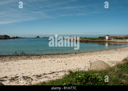 La belle grande plage de Porth Grand par ou avec du sable doré, galets, mer turquoise et bleu ciel. Bryher, Îles Scilly UK Banque D'Images