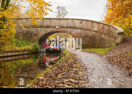 Bateau étroit sur la branche Llangollen de 46 km de long du canal Shropshire union avec les couleurs glorieuses d'automne dans les arbres le long du chemin de halage Banque D'Images