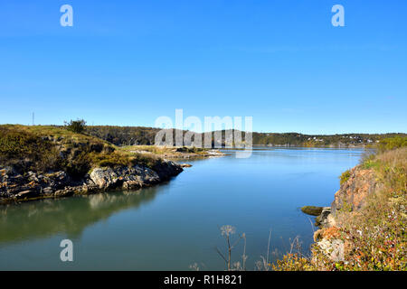 Une image paysage à la recherche en amont de l'embouchure de la rivière Saint-Jean près de l'univers célèbre Chutes réversibles à Saint John New Brunswick Canada. Banque D'Images