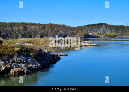 Une image paysage à la recherche en amont de l'embouchure de la rivière Saint-Jean près de l'univers célèbre Chutes réversibles à Saint John New Brunswick Canada. Banque D'Images