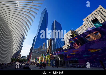 Site de construction avec des murs décorés de graffitis en face de l'Oculus, la station de métro, World Trade Center Transportation Hub Banque D'Images