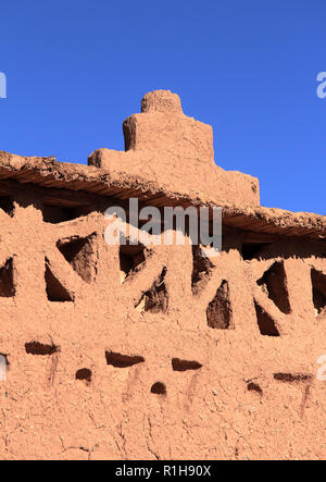 Le Maroc, Marrakech, Ouarzazate. Adobe typique la façade de l'immeuble avec le design dans la cité médiévale Kasbah Ait Ben Haddou. UNESCO World Heritage site. Banque D'Images