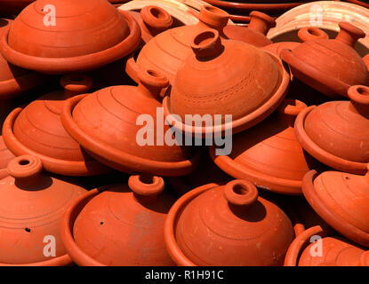 Maroc, Meknès. Tajines en argile tirés sur l'affichage à la place du marché. Ustensile de cuisine marocaine typique. Mini-four chauffé par du charbon de bois. Banque D'Images