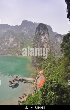 Affleurements de calcaire - Halong Bay, Vietnam Banque D'Images