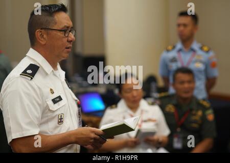 Texas Army National Guard, Lt Col Nathan Tyau mène une discussion sur la logistique du mouvement militaire dans la bhakti Gema scénario avec les responsables militaires de Tentara Nasional Indonesia et l'armée américaine, le 19 septembre 2018, à Jakarta en Indonésie. Gema bhakti est une force conjointe personnel multinational exercice où le personnel militaire des États-Unis et de la commande de l'Indo-Pacifique Indonésie travailler à travers un processus connu sous le nom de processus de prise de décisions militaires. Ce processus est une étape cruciale qui implique le personnel du commandant de travailler avec tous les niveaux de commandes pour définir la mission, ses variables, Banque D'Images