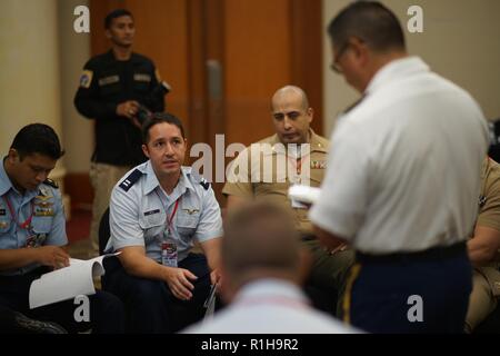 California Air National Guard, le Capitaine Derek Betz, énumère les ressources de transport disponibles pour l'exercice de planification militaire Bhakti Gema avec un groupe de planificateurs militaires de Tentara Nasional Indonesia et l'armée américaine, le 19 septembre 2018, à Jakarta en Indonésie. Gema bhakti est une force conjointe personnel multinational exercice où le personnel militaire des États-Unis et de la commande de l'Indo-Pacifique Indonésie travailler à travers un processus connu sous le nom de processus de prise de décisions militaires. Ce processus est une étape cruciale qui implique le personnel du commandant de travailler avec tous les niveaux de commandes permettant de définir les SIG Banque D'Images