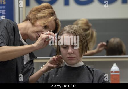 Grands Lacs, Illinois (sept. 19, 2018) Un nouveau recrutement se fait couper les cheveux à l'intérieur de la barbershop 13 In-Processing or recruter recruter au centre de commande de formation (CCF). Plus de 30 000 recrues par année d'études supérieures de la marine est que boot camp. Banque D'Images