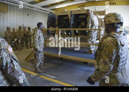 Des soldats américains affectés à la troupe Bravo, l'Escadron de soutien régimentaire du 2e régiment de cavalerie, utiliser le Centre d'appui à la formation de l'High-Mobility Grafenwoehr polyvalents pour les véhicules à roues (HMMWV) aide l'évacuation de chaleur pour former les formateurs ou les procédures appropriées à ce type d'inversion d'un HMMWV à Vilseck, casernes de Rose, de l'Allemagne, le 20 septembre 2018. Banque D'Images