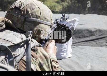 Un soldat du 1er Bataillon, 23e Régiment d'infanterie, une carabine à l'INSAS, le 19 septembre 2018, au poste militaire de Chaubattia, Inde. Cela faisait partie d'Yudh Abhyas, un exercice qui améliore la capacité conjointe des États-Unis et de l'armée indienne par le biais de la formation et de l'échange culturel, et contribue à favoriser des partenariats durables dans la région du Pacifique Indo-Asia. Banque D'Images