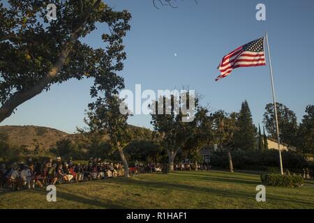 Les membres du service des États-Unis, avec leur famille et d'invités de la communauté d'assister à la 76e cérémonie des couleurs du soir, au Santa Margarita Ranch House au Marine Corps Base (MCB) Camp Pendleton, en Californie, le 19 septembre 2018. La cérémonie a eu lieu en l'honneur de l'inauguration du Camp de RCM Joseph H. Pendleton qui a eu lieu le 25 septembre 1942 par le 32e président des États-Unis, Franklin D. Roosevelt. Banque D'Images