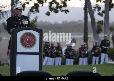 U.S. Marine Corps Brig. Le général Persmnes Kevin, commandant général du Corps des Marines, Installations-West, Marine Corps Base Camp Pendleton (RCM) parle au cours de la 76e cérémonie des couleurs du soir, au Santa Margarita Ranch House à MCB Camp Pendleton, en Californie, le 19 septembre 2018. La cérémonie a eu lieu en l'honneur de l'inauguration du Camp de RCM Joseph H. Pendleton qui a eu lieu le 25 septembre 1942 par le 32e président des États-Unis, Franklin D. Roosevelt. Banque D'Images