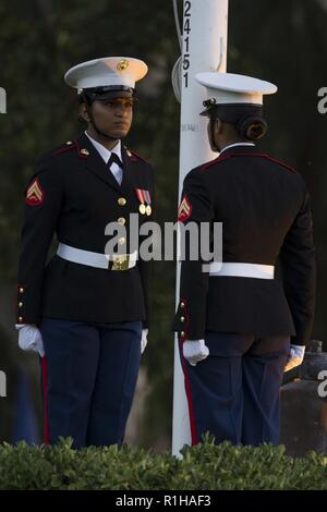 Corps des Marines des États-Unis Le Cpl. Erika Mellon (à gauche), contrôleur de la circulation aérienne, l'Administration centrale et de l'Escadron (H&HS), Marine Corps Air Station (MCAS) Camp Pendleton et nous. Marine Corps Cpl. Jenis Ortega (droite), opérateur de réseau de cyber, H&HS, MCAS Camp Pendleton se préparent à prendre leur retraite les couleurs lors de la 76e cérémonie des couleurs du soir, au Santa Margarita Ranch House à MCB Camp Pendleton, en Californie, le 19 septembre 2018. La cérémonie a eu lieu en l'honneur de l'inauguration du Camp de RCM Joseph H. Pendleton qui a eu lieu le 25 septembre 1942 par le 32e président des États-Unis, Franklin Banque D'Images