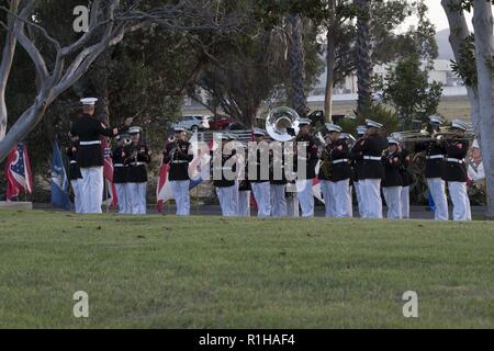 U.S. Marine Corps 1 Division de marines au cours de la bande effectue 76e cérémonie des couleurs du soir, au Santa Margarita Ranch House à MCB Camp Pendleton, en Californie, le 19 septembre 2018. La cérémonie a eu lieu en l'honneur de l'inauguration du Camp de RCM Joseph H. Pendleton qui a eu lieu le 25 septembre 1942 par le 32e président des États-Unis, Franklin D. Roosevelt. Banque D'Images