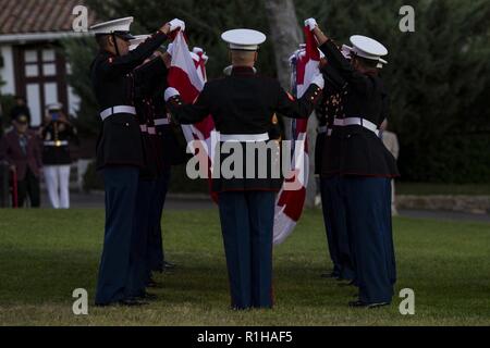 Les Marines américains avec Marine Corps Air Station Camp Pendleton prennent leur retraite les couleurs lors de la 76e cérémonie des couleurs du soir, au Santa Margarita Ranch House à MCB Camp Pendleton, en Californie, le 19 septembre 2018. La cérémonie a eu lieu en l'honneur de l'inauguration du Camp de RCM Joseph H. Pendleton qui a eu lieu le 25 septembre 1942 par le 32e président des États-Unis, Franklin D. Roosevelt. Banque D'Images