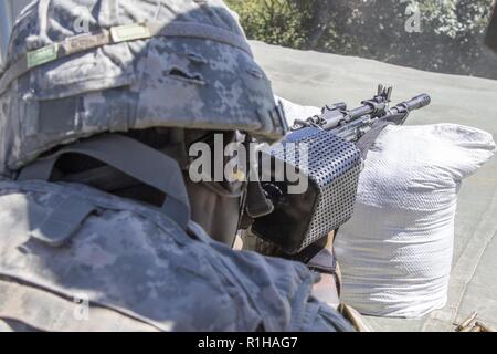 Un soldat du 1er Bataillon, 23e Régiment d'infanterie, une carabine à l'INSAS, le 19 septembre 2018, au poste militaire de Chaubattia, Inde. Cela faisait partie d'Yudh Abhyas, un exercice qui améliore la capacité conjointe des États-Unis et de l'armée indienne par le biais de la formation et de l'échange culturel, et contribue à favoriser des partenariats durables dans la région du Pacifique Indo-Asia. Banque D'Images