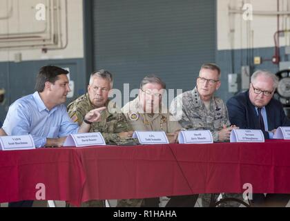 David, membre du Congrès des États-Unis, l'Enragé Représentant pour la Caroline du Nord a 7e district de l'adresse, le président des États-Unis Donald Trump lors d'une agence de presse et une réunion de coordination au Marine Corps Air Station Cherry Point, en Caroline du Nord, le 19 septembre 2018. Banque D'Images