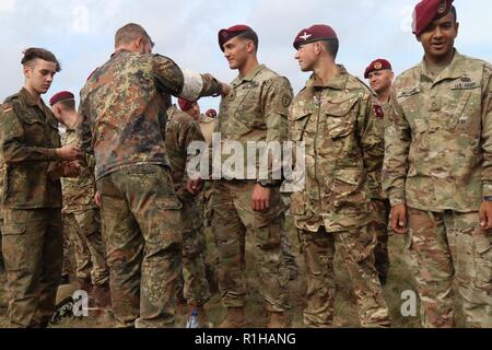 La CPS. Mark Freshour, natif de New Smyrna, Tennessee, affectés à la 4th Infantry Brigade Combat Team (Airborne), 25e Division d'infanterie de l'armée américaine Alaska reçoit des ailes de saut d'un parachutisme allemand à Ginkel Heath drop zone à Ede, Pays-Bas, 20 Septembre, 2018. Freshour avec succès un avion de haute performance utilisant le parachute T-10 allemand sous le commandement de l'allemand, ce qui lui a valu le jumpmasters badge étrangers. Banque D'Images