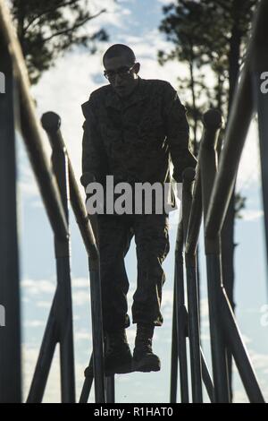 U.S. Marine Corps Ecr. Harzula avec Sean, peloton 3092, Compagnie India, 3e Bataillon d'instruction des recrues, effectue le bras à pied obstacle à Sapadalure square, le Marine Corps Recruter Depot Parris Island, le 19 septembre 2018. Recrute avec l'Inde Société a complété la confiance en soi qui est conçu pour tester leur force, agilité et endurance. Banque D'Images