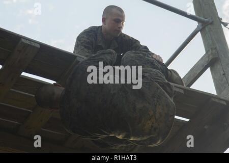 U.S. Marine Corps Ecr. Jaden Binoe, 3093, le peloton avec la Compagnie India, 3e Bataillon d'instruction des recrues, une aide à recruter sur un obstacle à Sapadalure square, sur Marine Corps Recruter Depot Parris Island, le 19 septembre 2018. Recrute avec l'Inde Société a complété la confiance en soi qui est conçu pour tester leur force, agilité et endurance. Banque D'Images