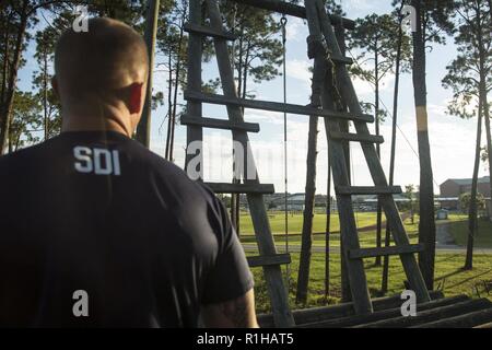 U.S. Marine Corps SSgt. Shawn Maynard, un forage avec instructeur senior 3093 peloton, Compagnie India, 3e Bataillon d'instruction des recrues, demande à un recrutement comment descendre une corde à Sapadalure square, le Marine Corps Recruter Depot Parris Island, le 19 septembre 2018. Recrute avec l'Inde Société a complété la confiance en soi qui est conçu pour tester leur force, agilité et endurance. Banque D'Images