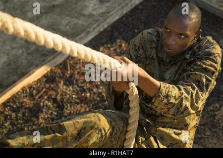 U.S. Marine Corps Ecr. Diante, Perewitt avec 3093 peloton, Compagnie India, 3e Bataillon d'instruction des recrues, monte une corde à Sapadalure square, sur Marine Corps Recruter Depot Parris Island, le 19 septembre 2018. Recrute avec l'Inde Société a complété la confiance en soi qui est conçu pour tester leur force, agilité et endurance. Banque D'Images