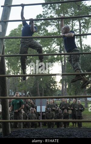 Les instructeurs de perçage du Corps des Marines des États-Unis, avec la Compagnie India, 3e Bataillon d'instruction des recrues, démontrer les bras de marche arrière montée à Sapadalure square, sur Marine Corps Recruter Depot Parris Island, le 19 septembre 2018. Recrute avec l'Inde Société a complété la confiance en soi qui est conçu pour tester leur force, agilité et endurance. Banque D'Images