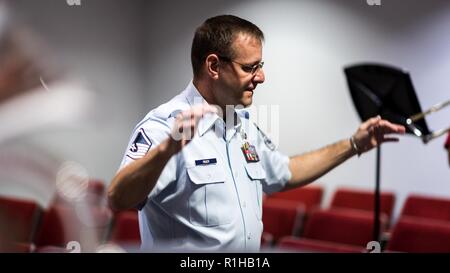 Membre de la porte d'airain, l'ensemble de cuivres de l'United States Air Force Band de l'Ouest, mène Bossier parois étudiants pendant un Bossier Centre de formation atelier musique à Bossier City, en Louisiane, le 20 septembre 2018. Gateway est un quintette de cuivres à percussion qui présente fièrement le professionnalisme militaire au DoD de cérémonies et réceptions concerts publics dans toute la région du golfe du Mexique au nom de la United States Air Force. Ce virtuose du groupe service actif d'un membre de musiciens effectue une gamme passionnante de styles musicaux couvrant cinq siècles. Banque D'Images