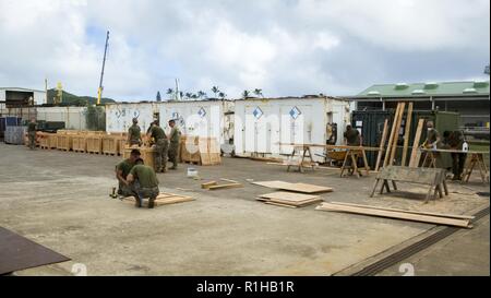 Les Marines américains avec Peloton de Génie de Combat, Combat Assault Company, 3e Régiment de Marines, caisses en bois utilisées pour le matériel de transport sur la base du Corps des Marines, La Baie de Kaneohe, Hawaii le 20 septembre 2018. Les forces de l'ingénieur de combat Assault Company sont les seuls les ingénieurs affectés à l'agriculture biologique un régiment d'infanterie de marine, 3e Régiment de Marines avec fournissant une capacité unique pour toute la gamme des opérations militaires. Banque D'Images