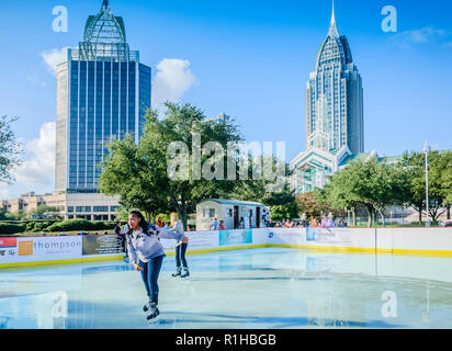 Enfants patin à glace à la Riverside Ice dans Cooper Riverside Park, le 27 novembre 2015, à Mobile, Alabama. Banque D'Images