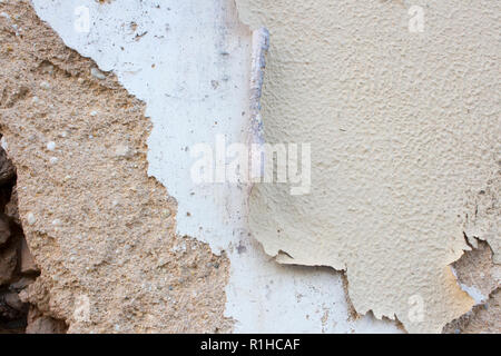 Vieux et endommagés adobe mur avec plusieurs couches de peinture décollait. Fond rustique ou la texture avec l'exemplaire de l'espace. Banque D'Images