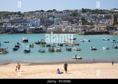 La plage et le port à la ville de revenir vers le quai, St Ives, Cornwall, Angleterre Banque D'Images