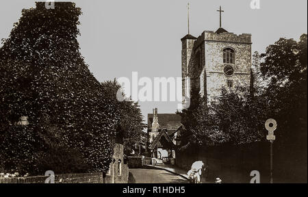 St Mary's & St Nicolas Leatherhead 1913. L'église de Sainte Marie et saint Nicolas, Leatherhead, est une paroisse anglicane Église. À l'origine de rencontres autour de la 11e siècle,[1] il demeure un lieu de culte jusqu'à ce jour. Le corps de l'église principalement date du début 13e siècle (Nikolaus Pevsner datant la nef à c. 1210) : la nef arcades sont typiques de la fin du style de transition puis balayant le sud-est de l'Angleterre. La tour a été construite à la fin du 15e siècle : ses contreforts d'angle à grande échelle et plate perpendiculaire voûtes et fenêtres (cinquepartite cusping avec leur spandr) et sculpté Banque D'Images