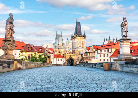 Des statues du Pont Charles et de la Mala Strana, les tours du pont vue d'été Banque D'Images