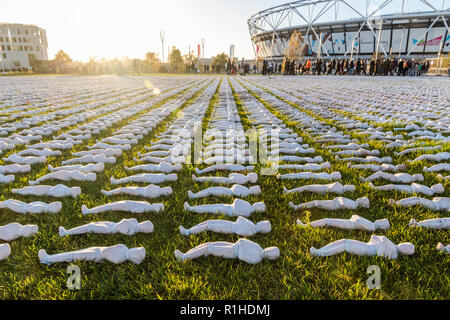 Les figures se trouvent sur l'herbe au linceul de la Somme, l'installation par Rob entendu au Queen Elizabeth Olympic Park Novembre 2018 Londres. Banque D'Images