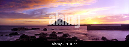 Vue panoramique de St Michael's Mount, Cornwall au coucher du soleil. Banque D'Images