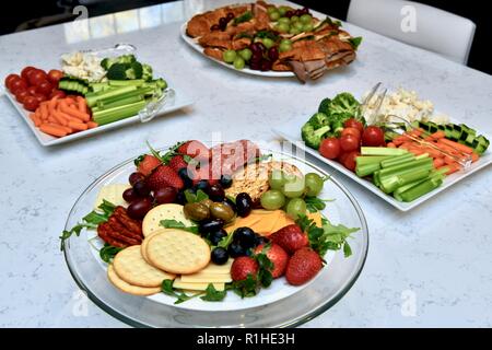 Table pleine de divers aliments qu'alléchants Banque D'Images