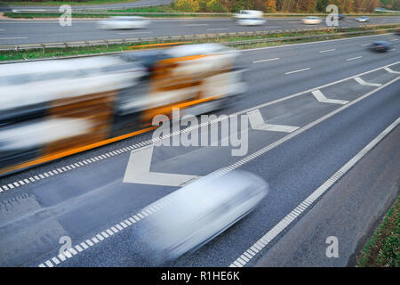 Les véhicules en mouvement rapide à effet de flou sur la route de Copenhague Danemark Banque D'Images